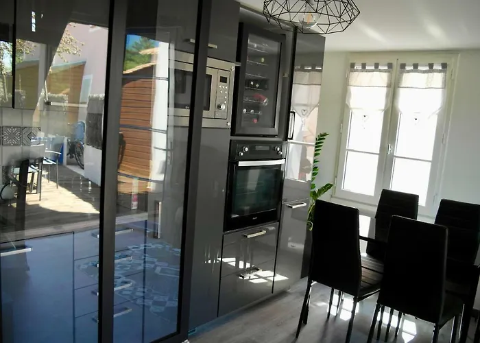 Maison Pour 5, Proche Plage, Piscine Commune